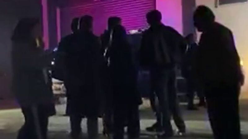 Bursa İnegöl'de maaş alamadığını söyleyen işçiler fabrikaya dayandı, jandarma araya girdi