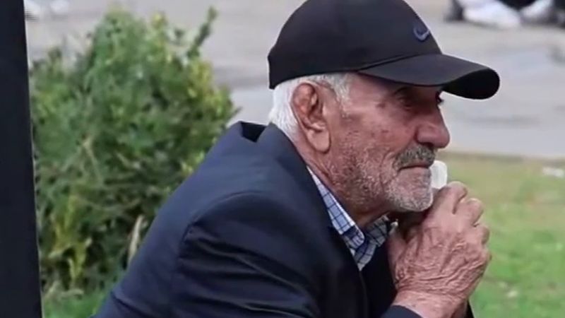 Elazığ'da minik öğrencilerin söylediği Ölürüm Türkiyem şarkısı yaşlı bir adamı ağlattı