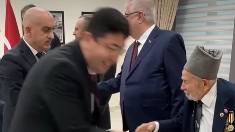 Edremit'te 29 Ekim töreninde Kore Gazisi Ahmet Şükrü Yormaz'ın elini tek tek öptüler