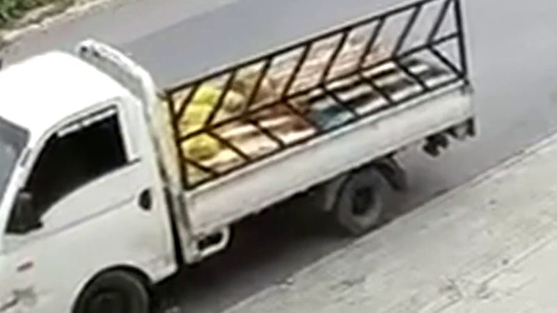 Avcılar'da plakasız kamyonetle gelen 3 şüpheli market önündeki 200 kilo patatesi çaldı