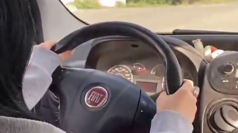 Kızına direksiyon dersi veren babanın paniği gündem oldu