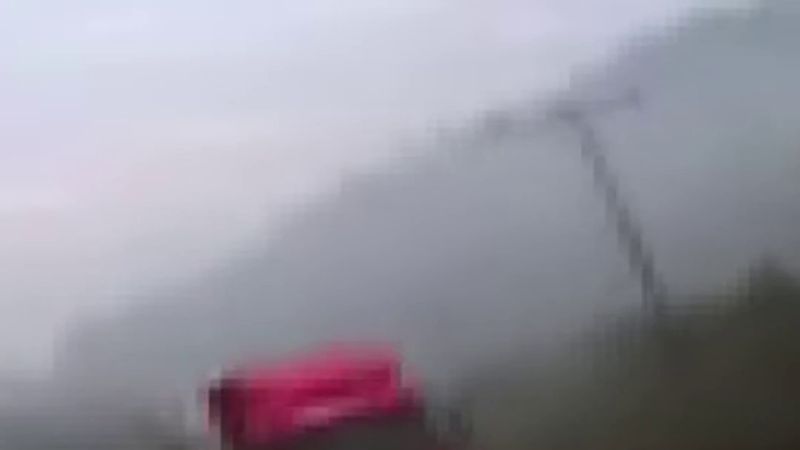 Karabük'te 24 kişinin bulunduğu işçi servisi tırla kafa kafaya çarpışmanın eşiğinden döndü