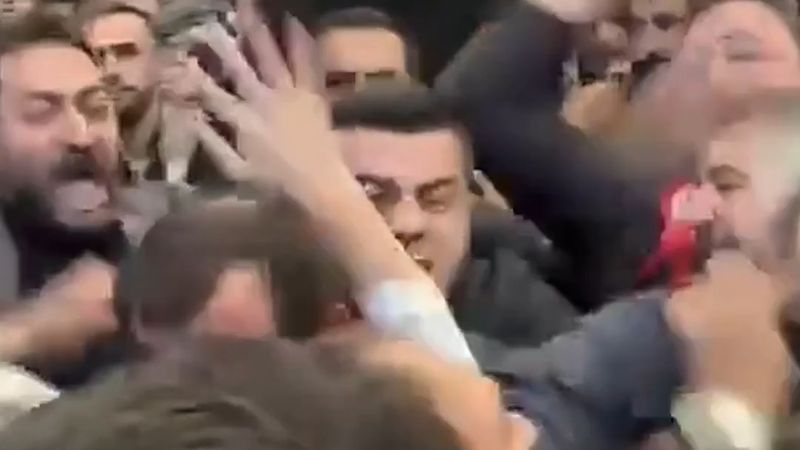 İstanbul Barosu genel kurulunda avukatlar yumruk yumruğa kavga etti
