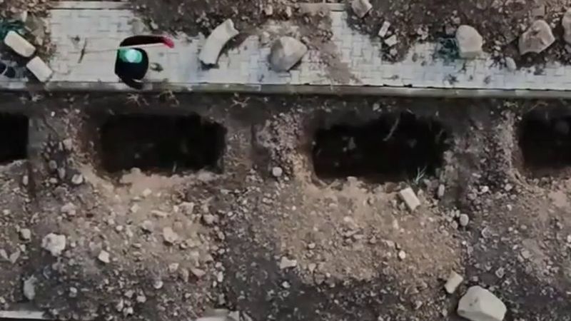 Erzurum'da toprak donmadan kışlık mezarlar kazılıyor