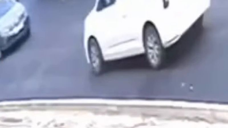 Nusaybin'de otomobil park halindeki araca ve araçtan inen çocuğa çarptı