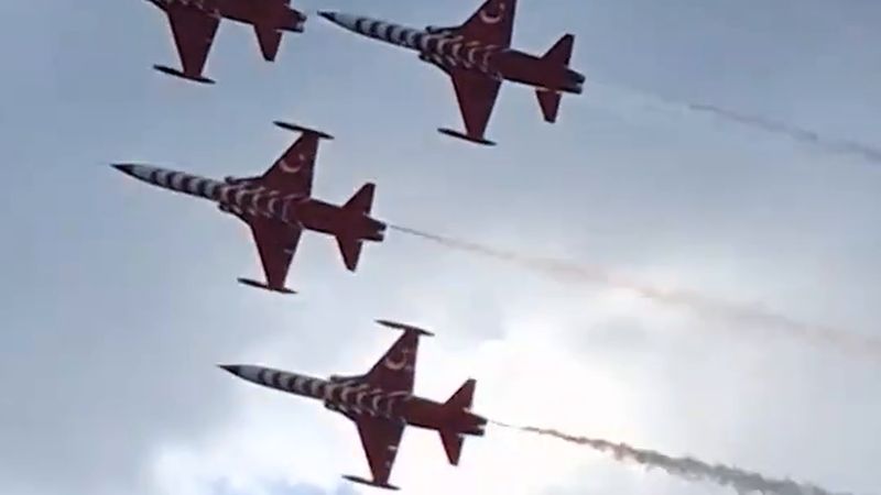 Türk Yıldızları Fethiye semalarında gösteri uçuşu yaptı