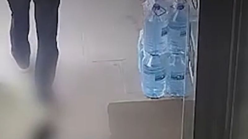 Bahçelievler'de dükkanı boş görünce geri dönüp 2 telefon çaldı
