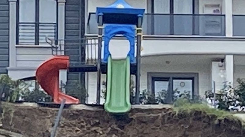 Kocaeli'de sitenin istinat duvarı çöktü, çocuk parkı toprağın altında kaldı