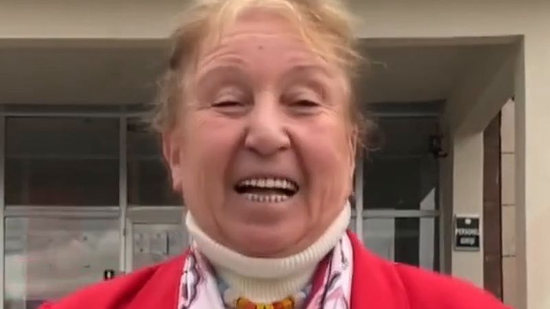 Kars'ta 69 yaşında onur belgesiyle mezun olan Ayşen Arda İşçi 71 yaşında yüksek lisansa başladı
