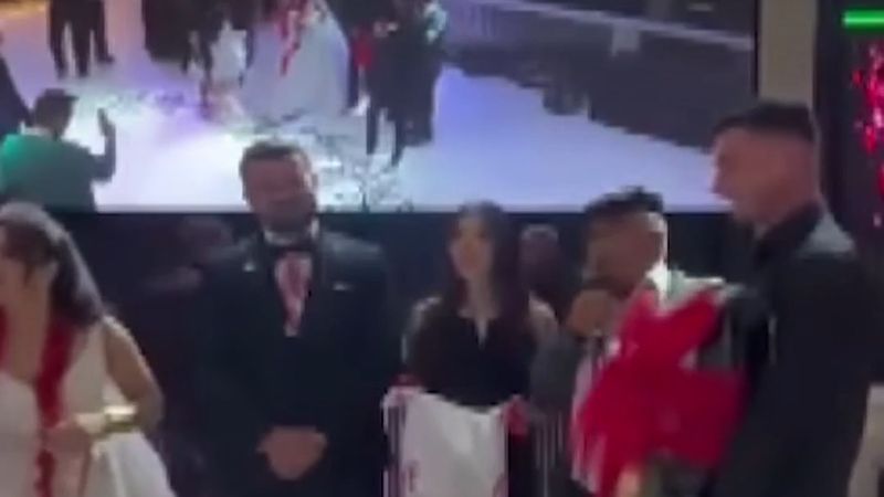 Serik'te ziraat mühendisi damada bir çuval gübre hediye edildi