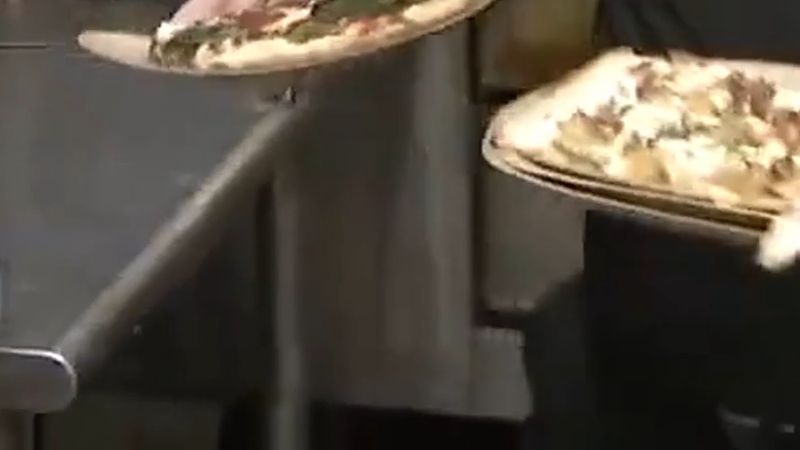Depremde ailesi evsiz kaldı: New York'taki pizzacı bir haftalık kazancını depremzedelere verdi