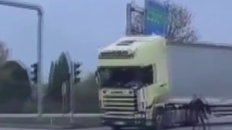 Sakarya'da dur ihtarına uymayan uyuşturucu şüphelisi ters yöne girdi, tır şoförü son anda kurtuldu