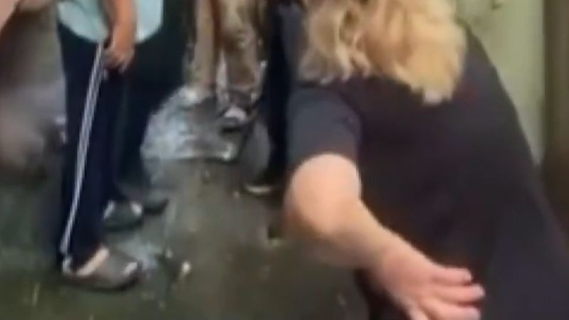 Küçükçekmece'de odaya kilitlenen iki genç kız çarşafla kaçarken düştü, baba gözaltında