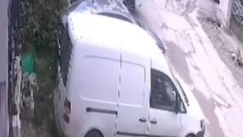 Balkondan düşen Türk bayrağını yerden alıp katlayan genç, bayrağı kapıya astı