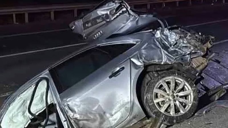 Çanakkale'de aydınlatma direğine çarpan otomobil ikiye ayrıldı: 2 genç öldü