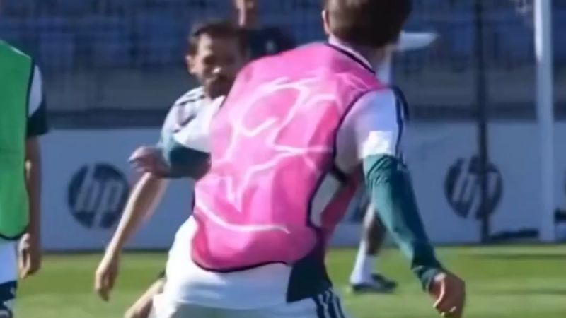 Arda Güler, Mourinho'nun Real Madrid antrenmanında pembe formayla iki takımın ortak oyuncusu oldu