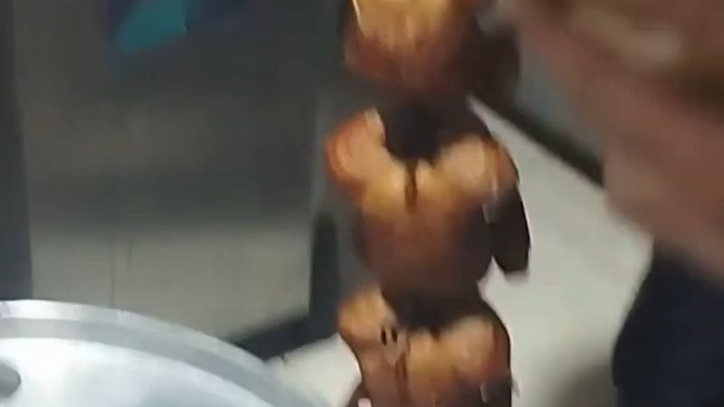 Hatay Kırıkhan'da zabıta denetiminde restoranda 15 kilo bozuk tavuk ele geçirildi