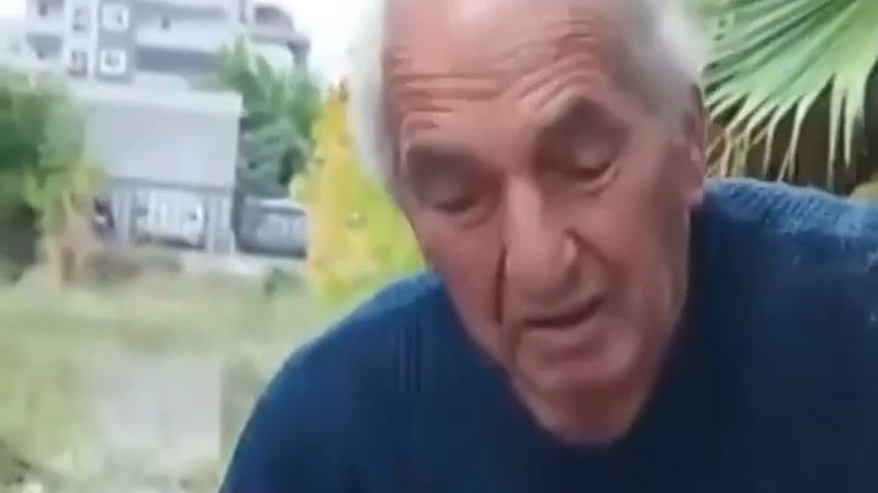 Mersin'de 70 yaşlarındaki Mehmet dede su basan bahçeden yavru kedileri kurtardı