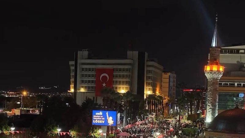 İzmir'de Cumhuriyet'in 103. yılı meşalelerle kutlandı