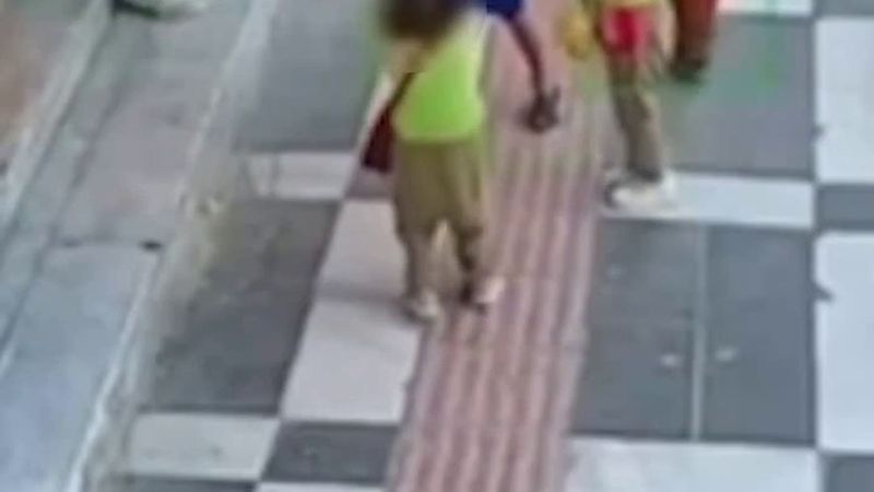 Şanlıurfa'da okula giden ağabey iki kız kardeşinin çantalarını taşıdı