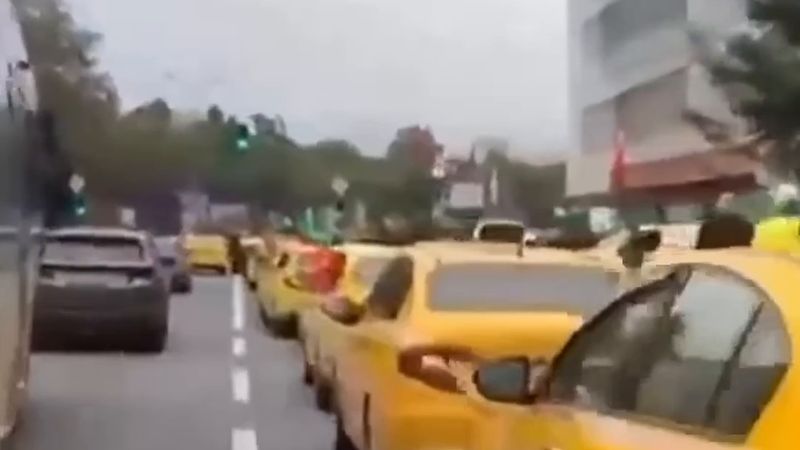 İstanbul'da taksiciler Büyükdere Caddesi'ni trafiğe kapattı