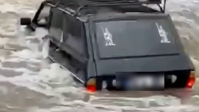Aydın Koçarlı'da sağanakla yükselen derede otomobil mahsur kaldı