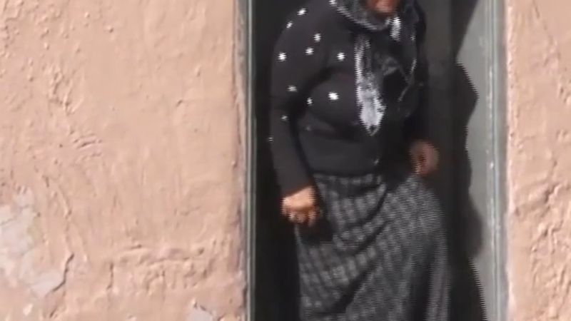 Sivas'ta apartmanların arasında kalan 60 yıllık evini satmıyor