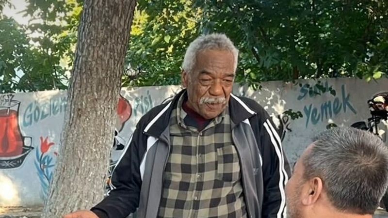Tire'deki Afro-Türk baba, beyaz doğan kızını görünce bebeğin çalındığını sandı