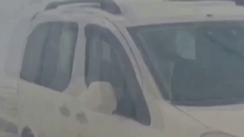 Erzurum Palandöken Geçidi'nde yoğun kar: araçlar yolda kaldı, bazıları yoldan çıktı