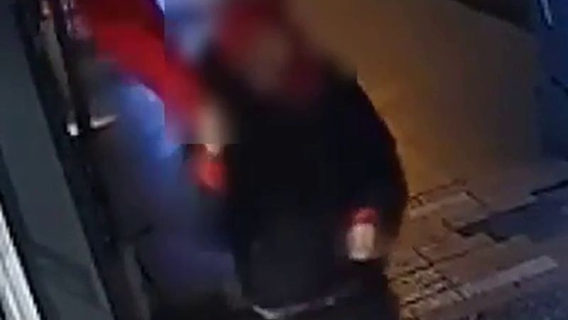 Manisa'da Cumhuriyet Bayramı gecesi mağaza önüne asılan Türk bayrağını alıp yere attı