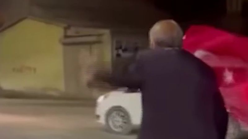 Bisikletle Cumhuriyet konvoyuna katılan Urfullah Çiftçi'ye Vali'den Türk bayrağı