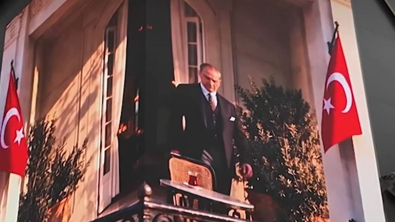 İzmit'te dev ekranda beliren Atatürk 29 Ekim'de görenleri duygulandırdı