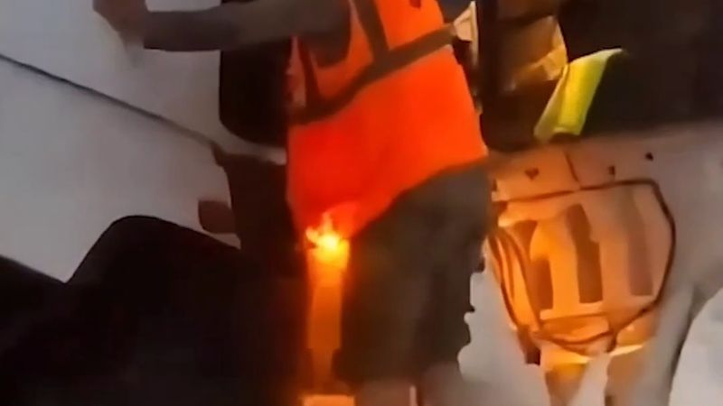 Artvin'de kontrolden çıkan tır kayalıklarda durdu, denize düşmekten son anda kurtuldu
