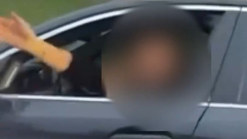 Büyükçekmece'de yol verme tartışması: Otomobile arkadan çarpıp kaçtı