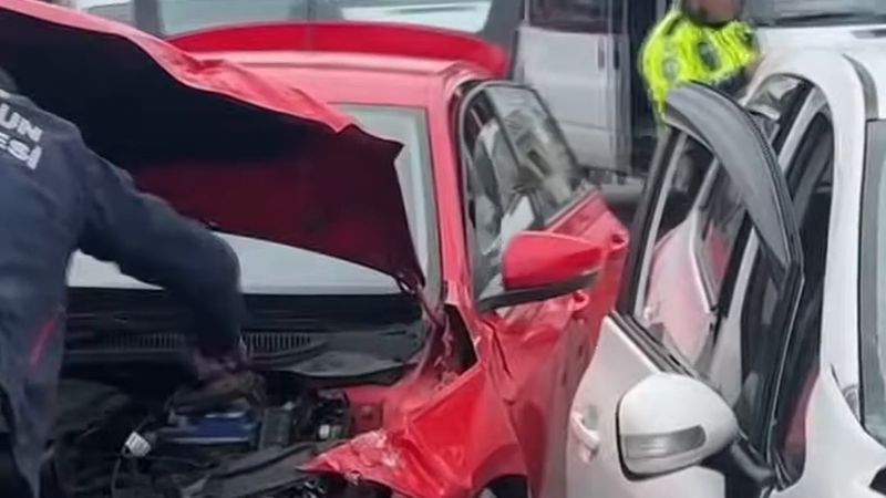 Samsun'da iki otomobil kafa kafaya çarpıştı: 1'i ağır 2 kişi yaralandı