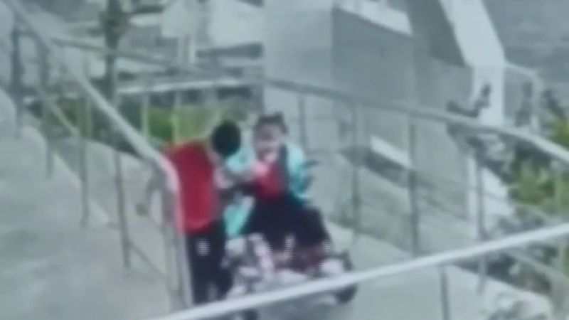 Adıyaman'da 3. sınıf öğrencisi Yusuf, yağmurda tekerlekli sandalyedeki arkadaşını yalnız bırakmadı