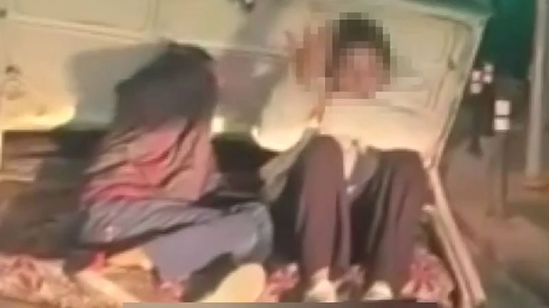 Küçükçekmece'de seyir halindeki otomobilin bagajında iki çocuğun tehlikeli yolculuğu kamerada