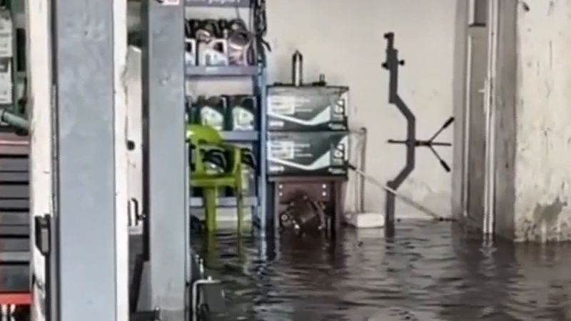 Diyarbakır'da sabah sağanağı iş yerlerini sular altında bıraktı