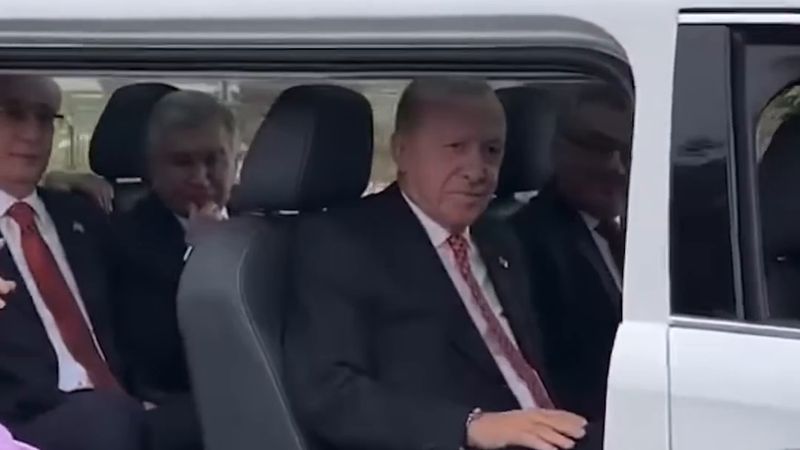 Devlet başkanlarına TOGG limuzinde Kırgız boorsoku ikram edildi