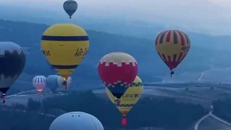 Pamukkale'de 30 sıcak hava balonu Atatürk posterleri ve Türk bayraklarıyla havalandı