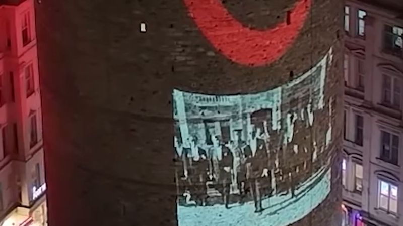 Galata Kulesi Cumhuriyet'in 103. yılında Atatürk'ün fotoğraflarıyla aydınlandı