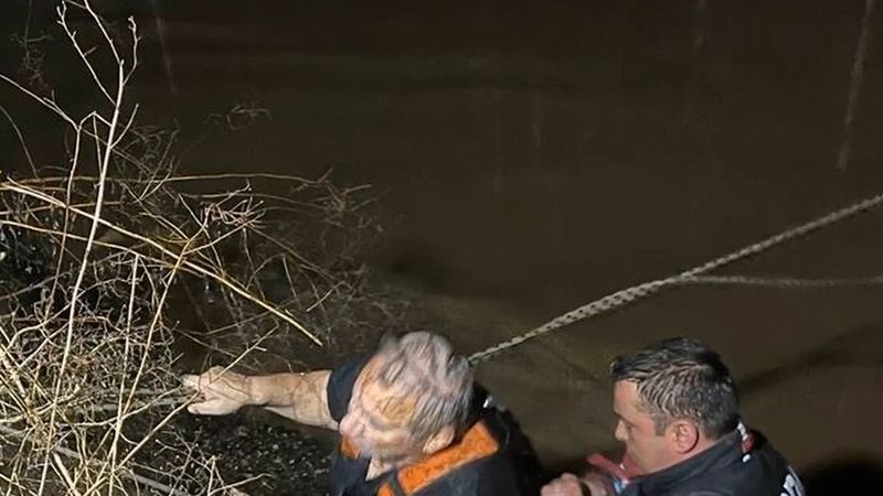 Ordu Fatsa'da sağanakla yükselen ırmakta mahsur kalan 62 yaşındaki mikser şoförü kurtarıldı