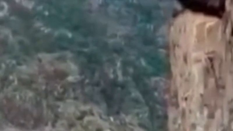 Şırnak Beytüşşebap'ta yol üstündeki dev kayalar dağcı ekiple kontrollü düşürülüyor