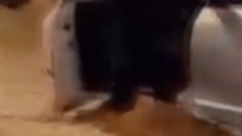 Mersin'de gece boyu süren sağanakta araçlar sürüklendi, yollar çöktü