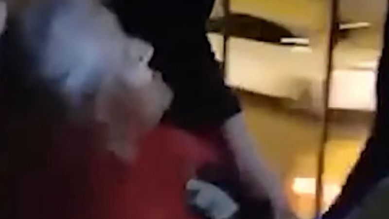 Haramidere metrobüs durağında asansör bozuldu, engelli kadın merdivenlerden taşındı
