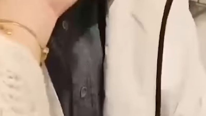 İlk maaşıyla annesini ve babasını alışverişe götürdü
