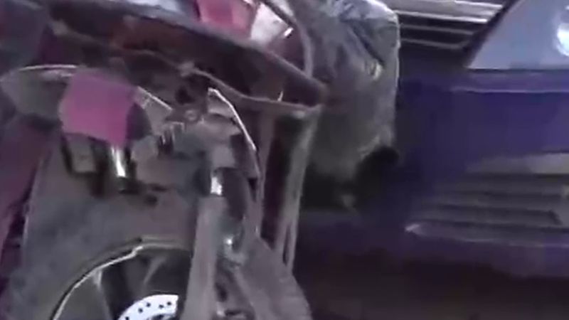 Esenyurt'ta yokuştan inen otomobil yayayı duvarla arasında sıkıştırdı