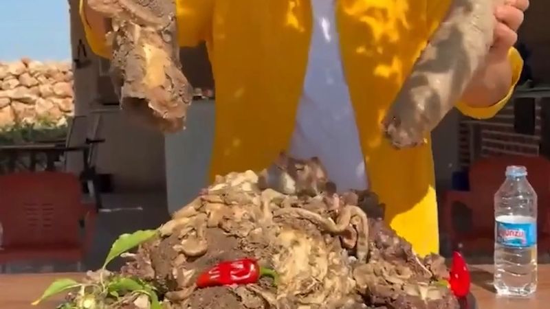 Midyeci Ahmet'in bahçede zeminde sakatat temizlediği görüntüler tepki çekti