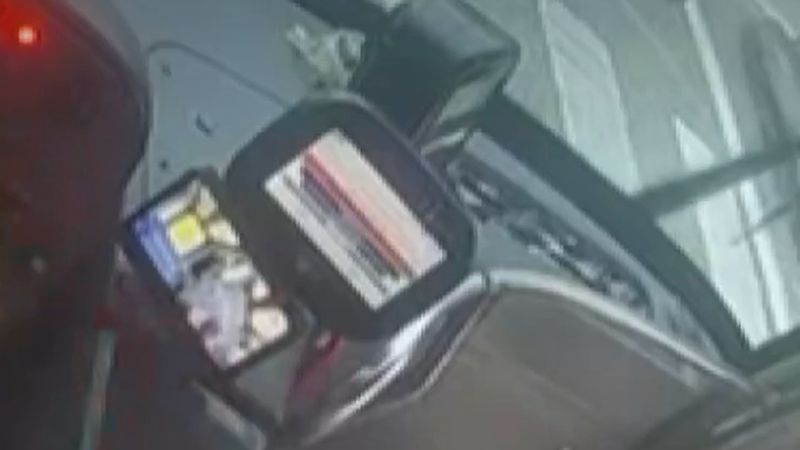Bursa'da otobüs şoförüyle tartışan bir adam, otobüsün kapı camını yumrukla kırdı; o anlar araç içi kamerasına yansıdı