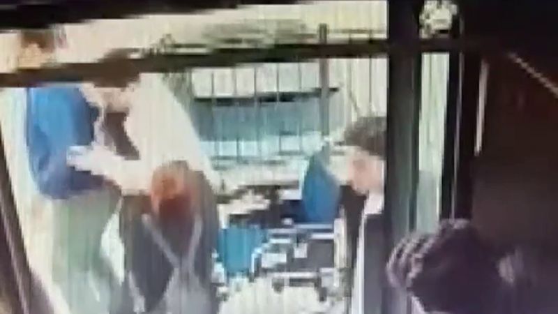 Manisa'da otobüs şoförü engelli yolcuyu sırtında taşıyarak sandalyesine ulaştırdı